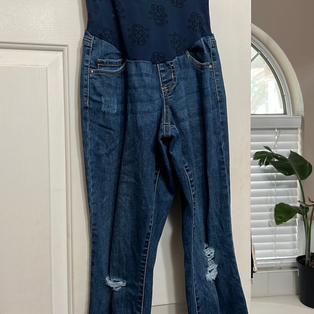 Jessica Simpson maternity jeans, ripped look